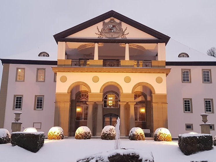 Schloss im Schnee beleuchtet am Tage