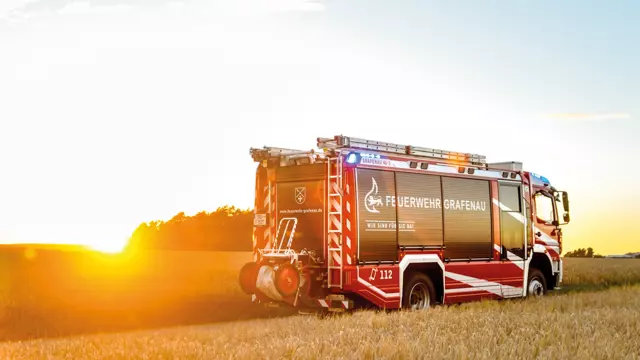 HLF der Grafenauer Feuerwehr mit Sonnenuntergang im Hintergrund