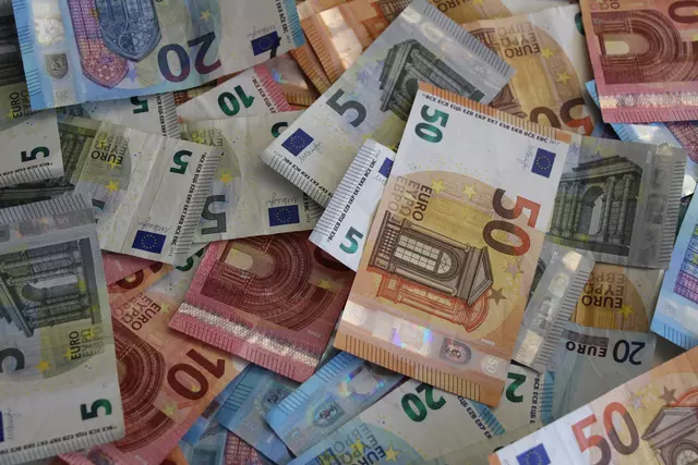 verschiedene Euro Gelscheine auf einem Haufen von oben fotografiert